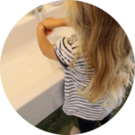 260-se-laver-les-mains-au-lavabo